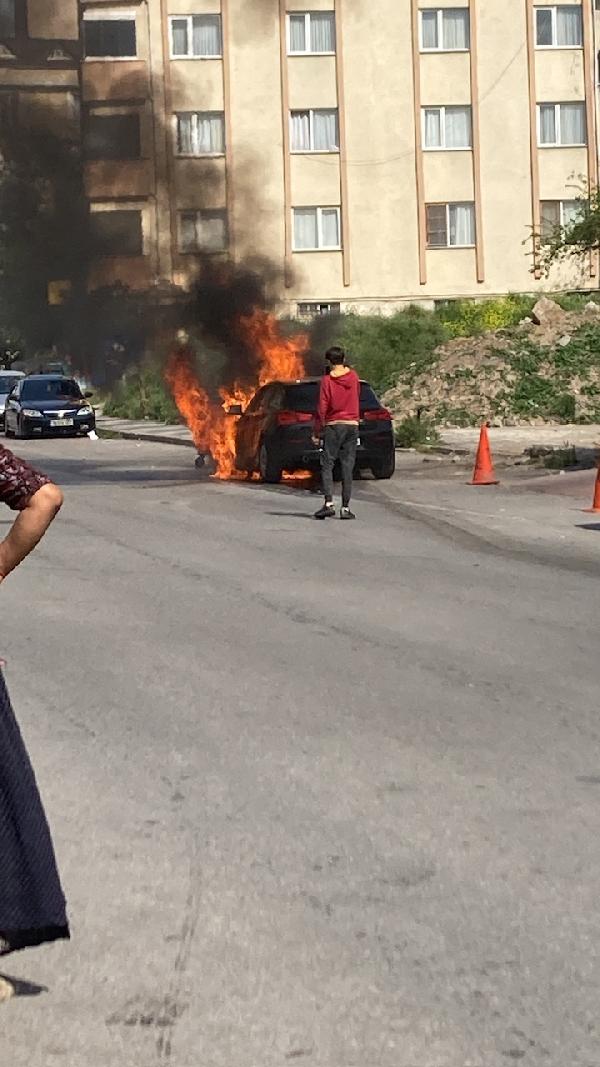 Maltepe’de seyir halindeki otomobilde yangın