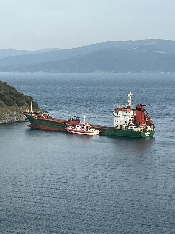 Marmara Adası açıklarında karaya oturan gemi, 3 saatte kurtarıldı