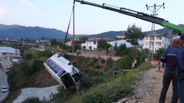 Mersin’de okul servisi şarampole yuvarlandı: 6’sı öğrenci 7 yaralı