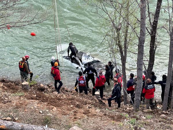 Munzur Çayı'na uçan otomobil, 11’inci günde su altı kamerasıyla bulundu (2)