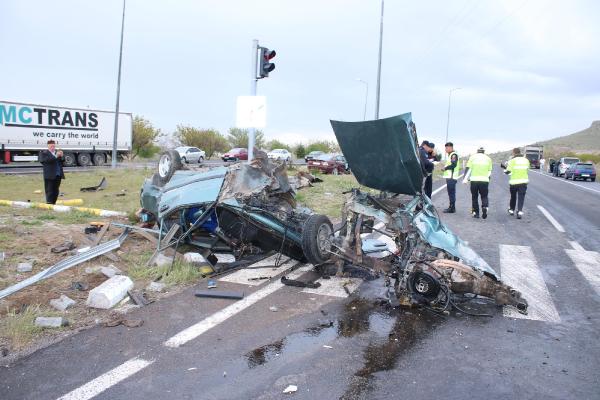 Nevşehir'de çarpışan 2 otomobilden 1'i ikiye bölündü: 3 yaralı