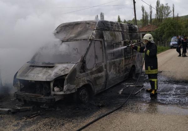 Öğrencileri taşıyan minibüs yandı