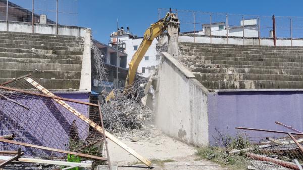 Ordu’da 'millet bahçesi' olacak stadın yıkımına başlandı