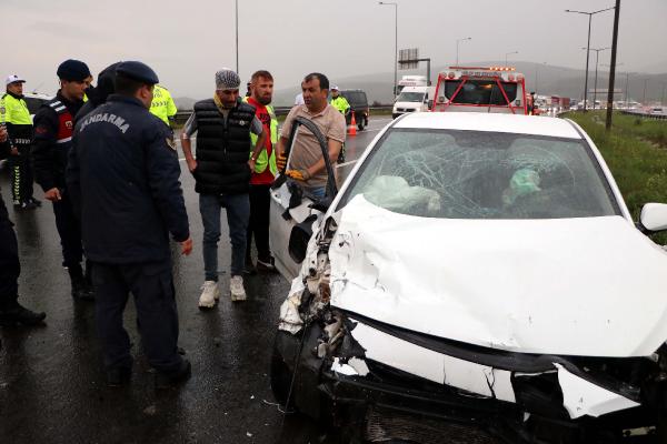 Otomobil önce bariyere, ardından başka otomobile çarptı: 11 yaralı