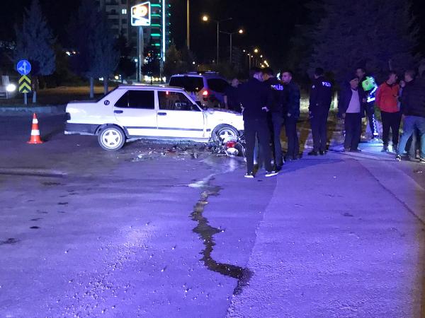 Otomobille çarpışan motosikletin sürücüsü öldü, 3 yaralı