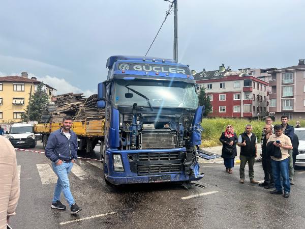 Pendik'te ters yönden caddeye giren TIR, İETT otobüsüne çarptı: 2'si ağır 5 yaralı