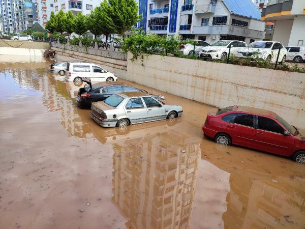 Sağanağın vurduğu Kozan'da ev ve iş yerleri temizleniyor