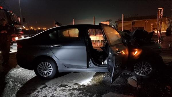 Samandıra gişelerde otomobil beton bariyere çarptı