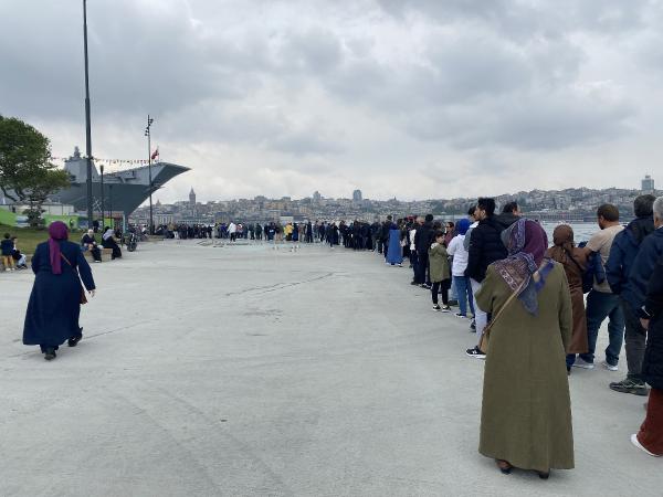 Sarayburnu'ndaki TCG Anadolu'da 19 Mayıs yoğunluğu