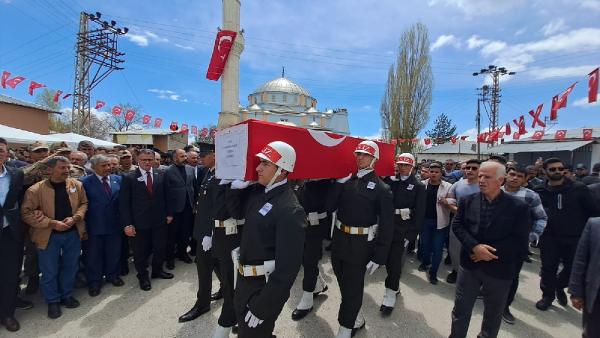 Şehit Koçak'a, nişanlısı ve annesinden el ele uğurlama