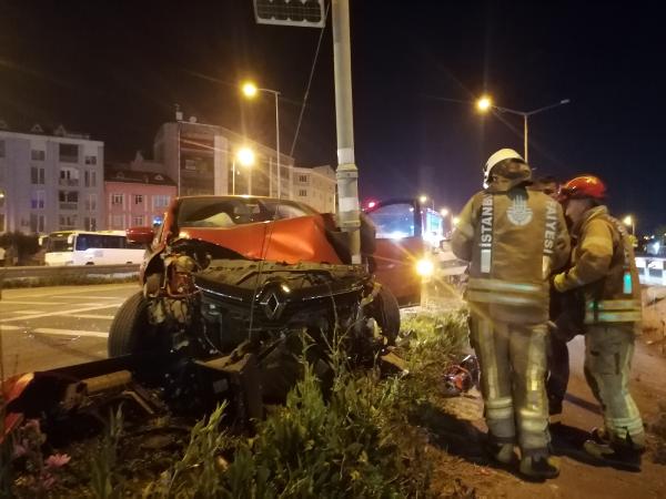 Silivri'de alkollü sürücü trafik ışıklarına çarptı