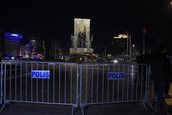 Taksim Meydanı yaya ve araç trafiğine açıldı