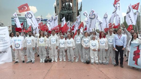 Taksim Meydanı’na gelen sendika üyeleri çelenk bırakıp basın açıklaması yaptı 