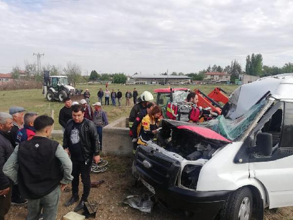 Tarım işçisi ailenin minibüsü devrildi: 1 ölü, 3'ü çocuk 8 yaralı