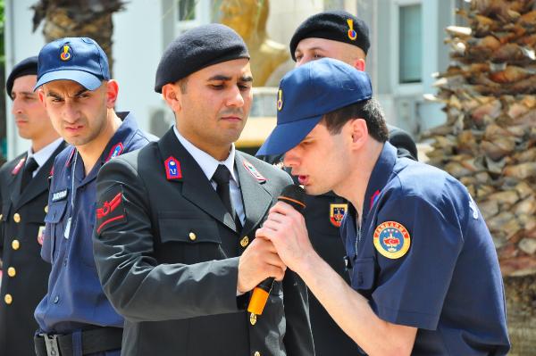 Temsili askerlik töreninde engelli gencin okuduğu türkü duygulandırdı