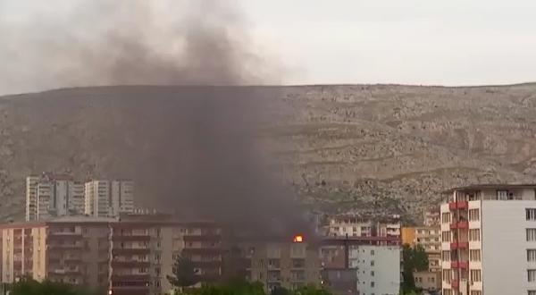 Terasta yakılan mangal çatıyı tutuşturdu