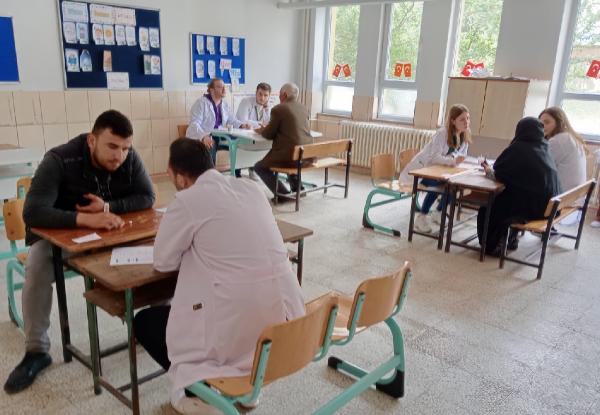 Tıbbiyelilerden alkışlanacak proje; sıraları poliklinik masası, sınıfları koğuşa dönüştürdüler