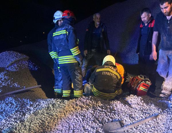 TIR'dan dökülen mıcırın altında kalan sürücü hayatını kaybetti