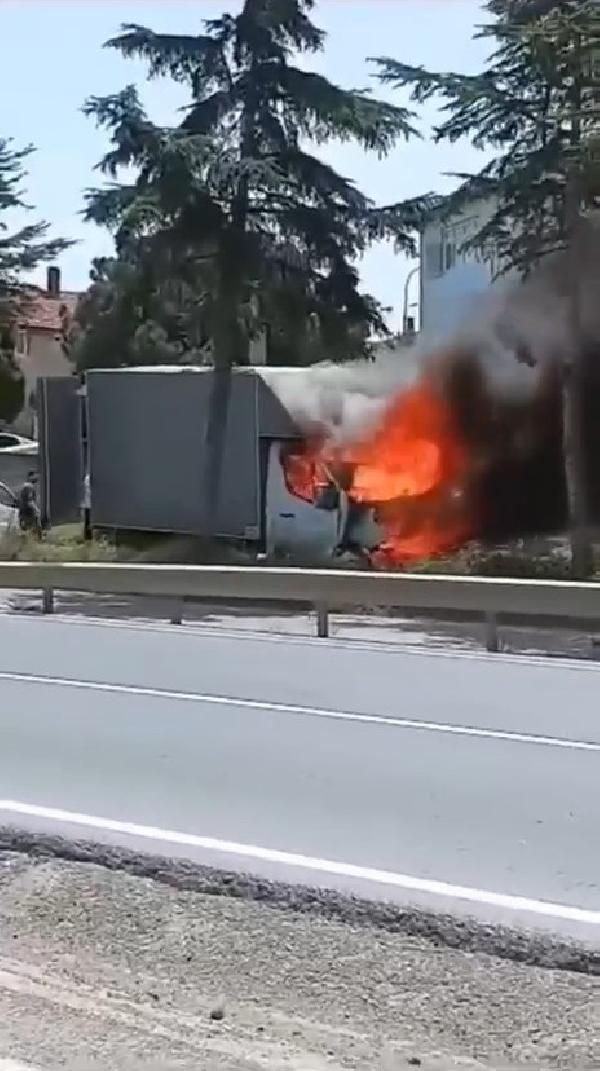 Tuzla’da park halindeki kamyonette yangın