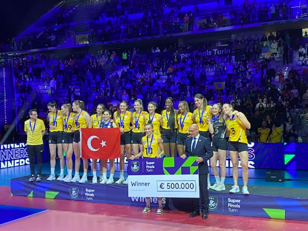 VakıfBank şampiyonluk kupasını kaldırdı