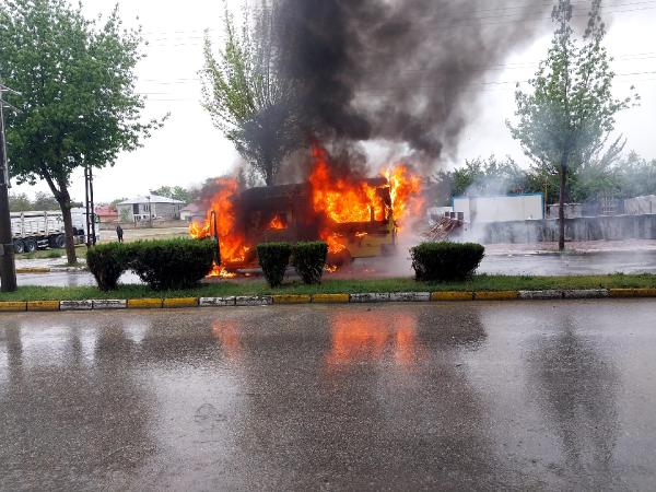 Yolcu minibüsü alev alev yandı