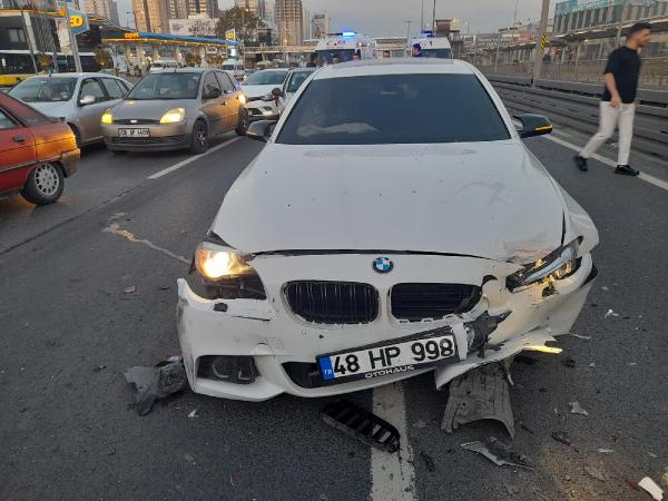 Zeytinburnu'nda 1 mayıs görevine giden polisler kaza yaptı