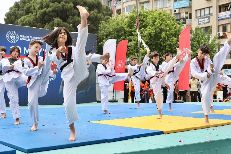 19 Mayıs Bergama'da törenle kutlandı