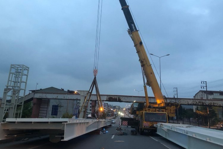 60 Evler üstgeçidinde köprü ve kiriş montajı tamam