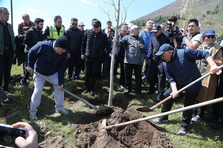 Bakan Hulusi Akar'dan doğa yürüyüşü