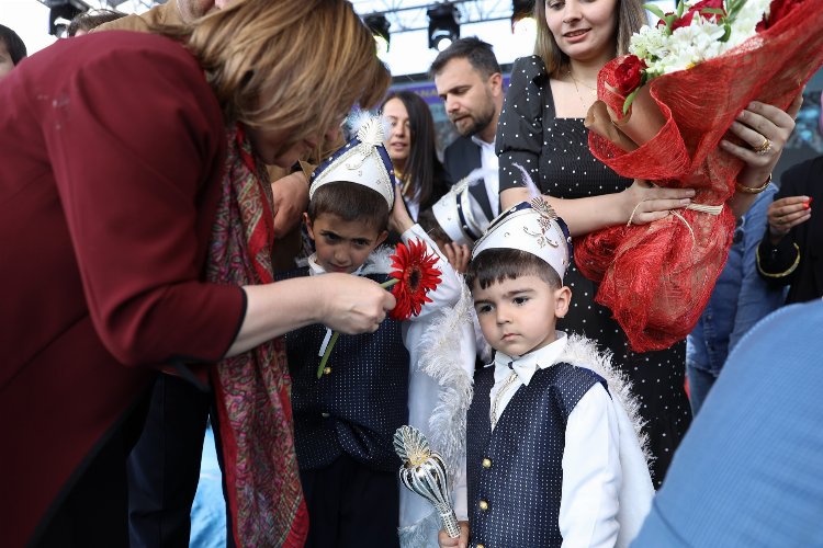 Gaziantep'te bin 27 çocuk erkekliğe ilk adımı attı... Çeyrek altın ve bisikletleri kaptı