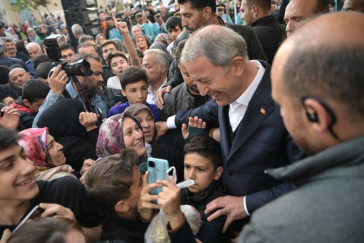 Hulusi Akar'a piknikte vatandaştan ilgi