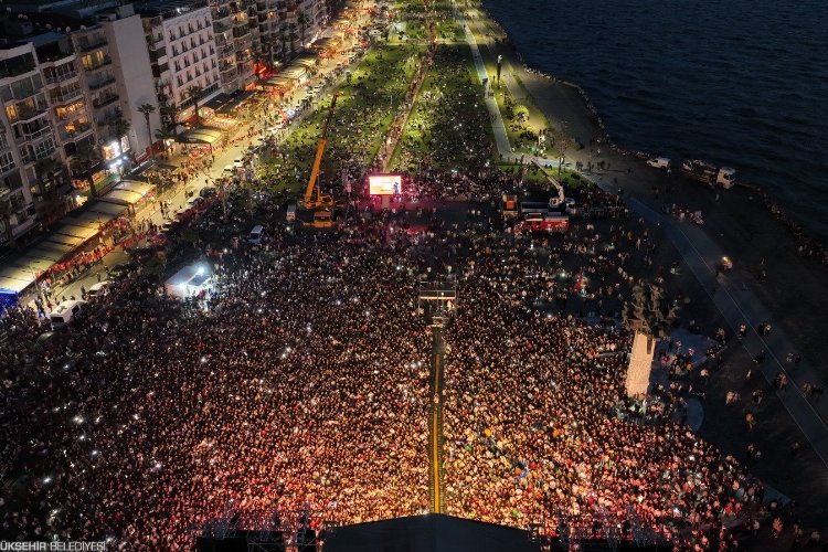 İzmir'de 19 Mayıs coşkusu meydanlara sığmadı