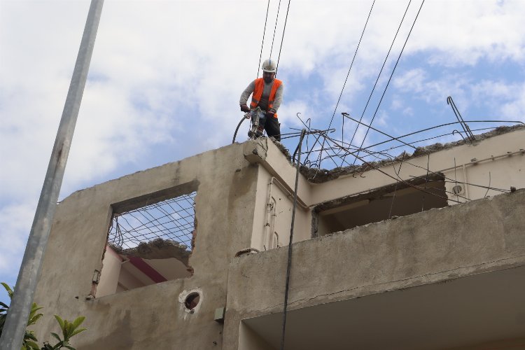 İzmit'te ağır hasarlı bir bina daha yıkılıyor