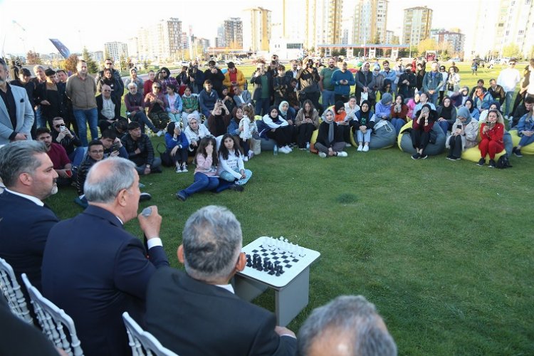 Kayseri protokolü gençlerle buluştu