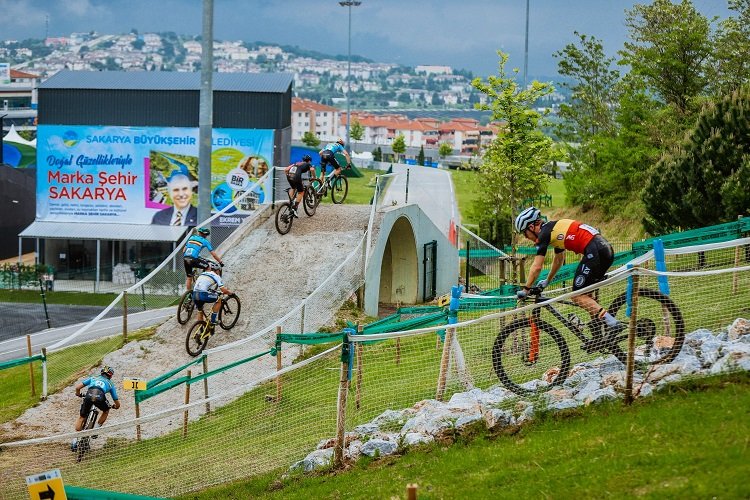 Sakarya'da Ayçiçeği Bisiklet Vadisi’nde kıyasıya rekabet