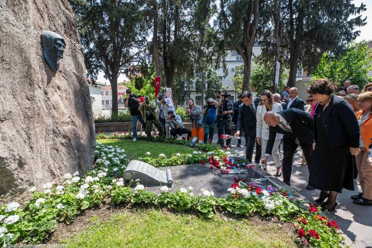 Zübeyde Hanım İzmir’de kabri başında anıldı