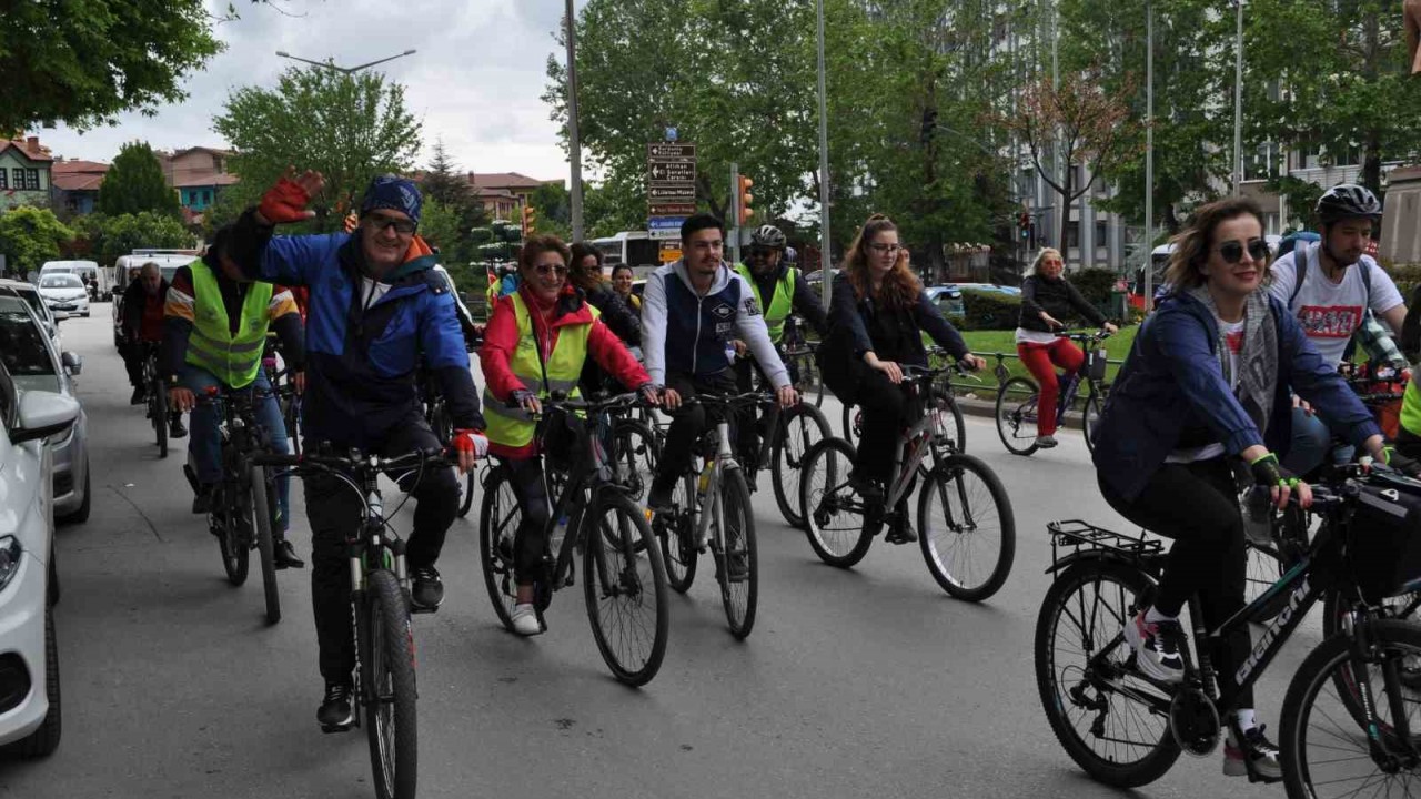 19 Mayıs Gençlik ve Spor Bayramı’nı pedal çevirerek kutladılar