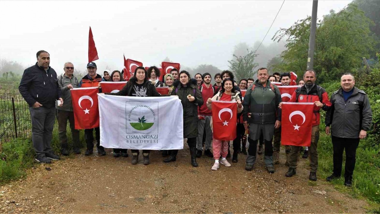 19 Mayıs’ı Uludağ’da yürüyüş yaparak kutladılar