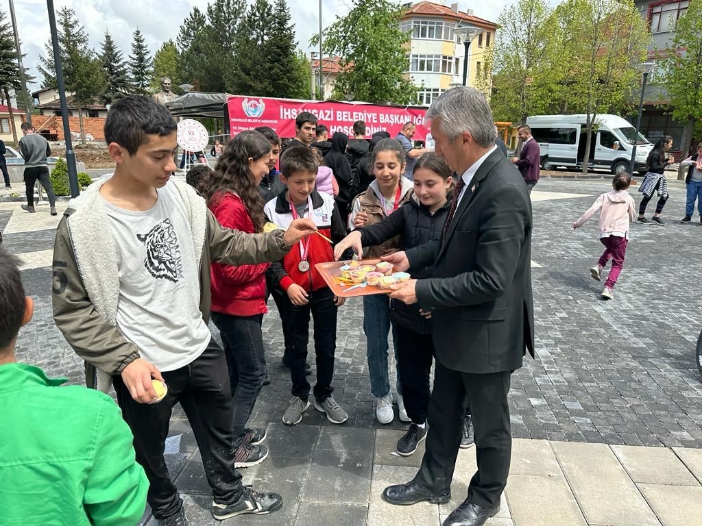 19 Mayıs’ta yüzlerce çocuğa dondurma ikramı