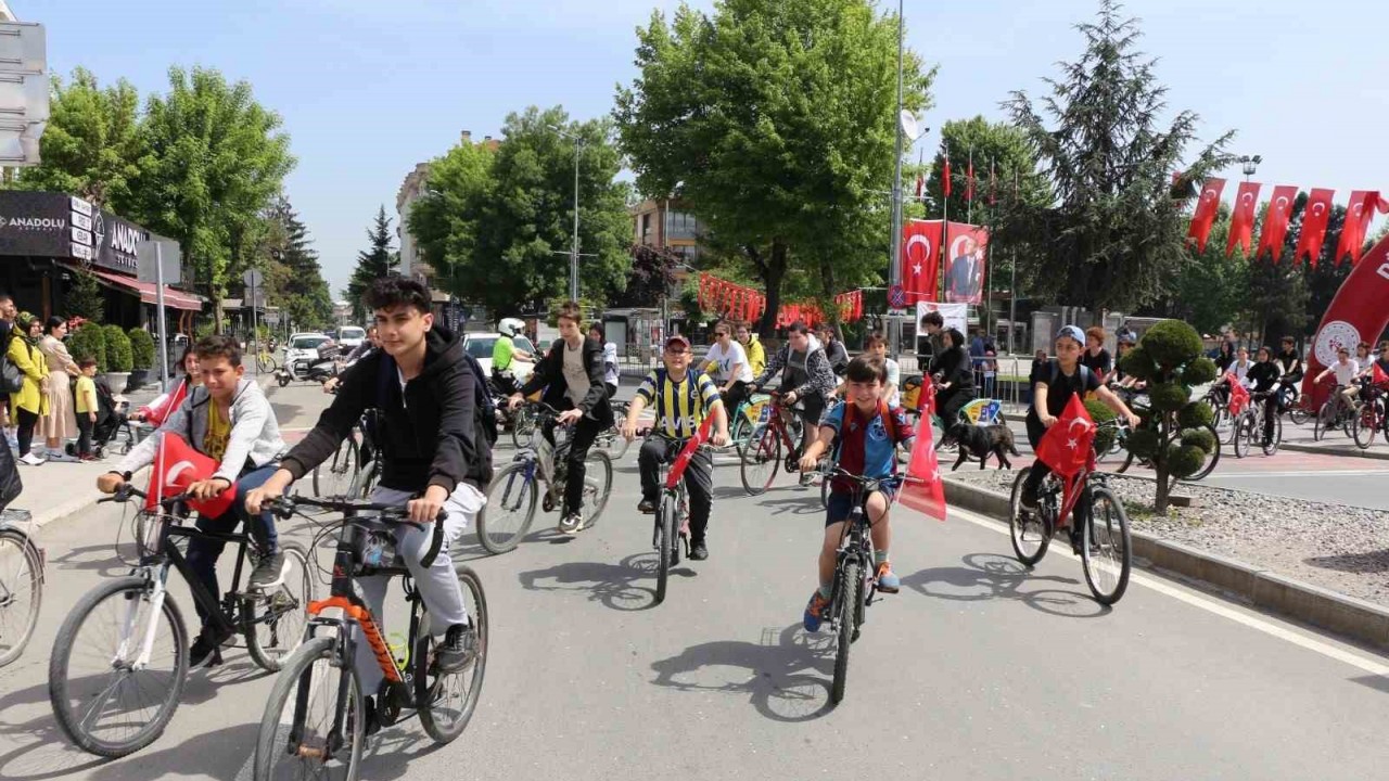 230 genç 8 kilometre pedal çevirdi