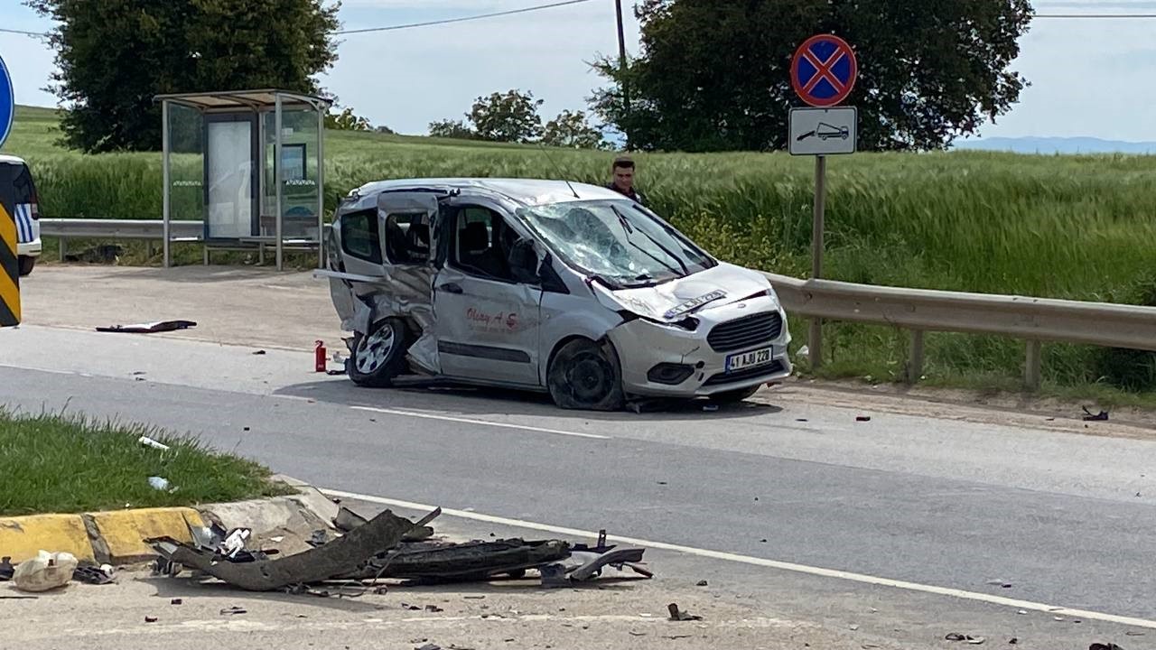 3 araç çarpıştı, 3 kişi yola savruldu: İlk müdahaleyi tesadüfen yoldan geçen ambulanstaki ekip yaptı