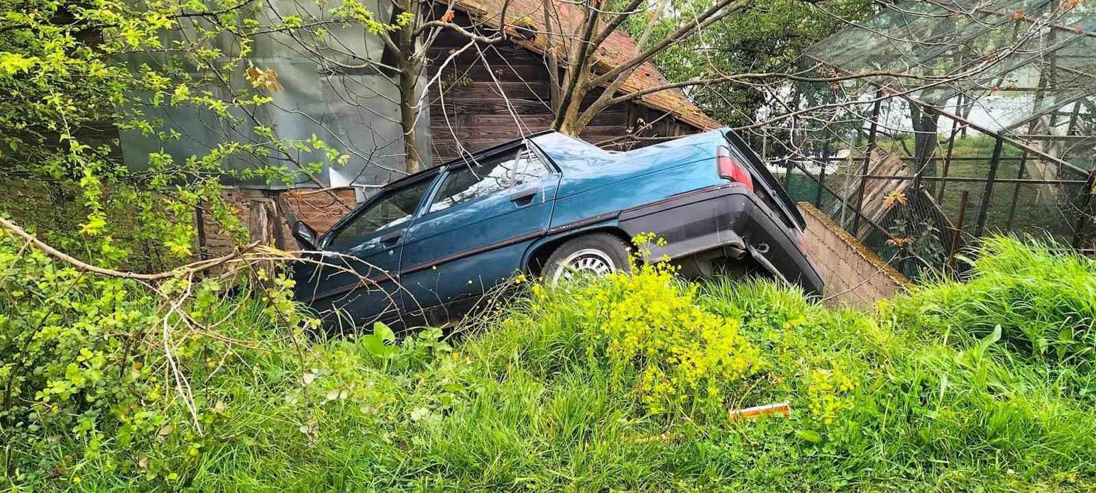 Açılan kapıyı kapatmak isterken otomobili evin bahçesine devrildi