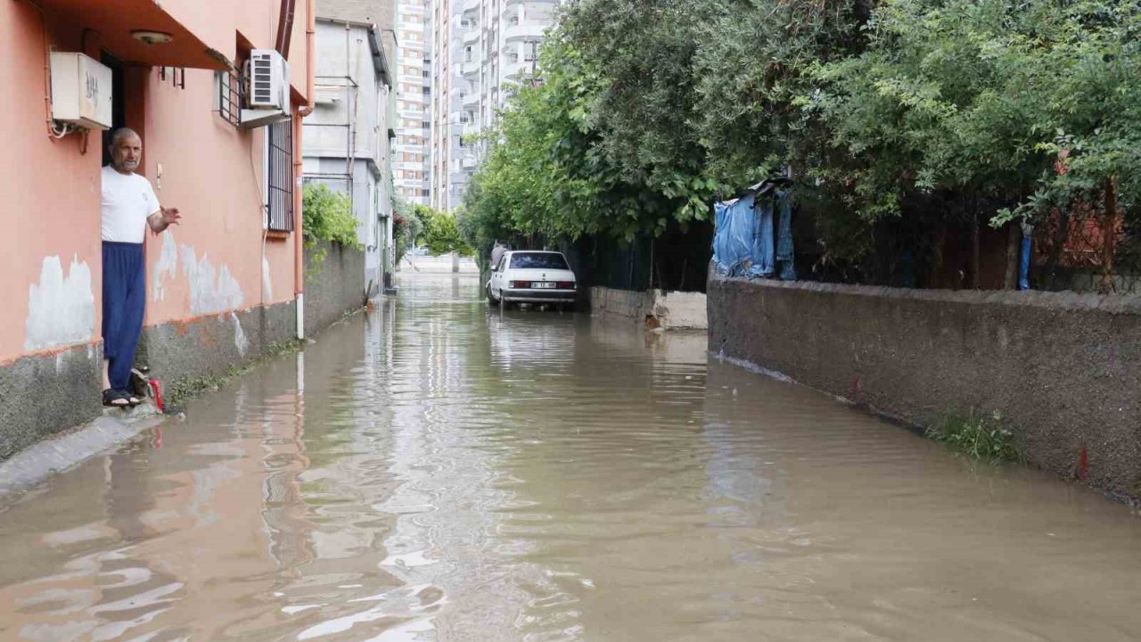 Adana’da sabah saatlerinde etkili olan sağanak her yeri su altında bıraktı