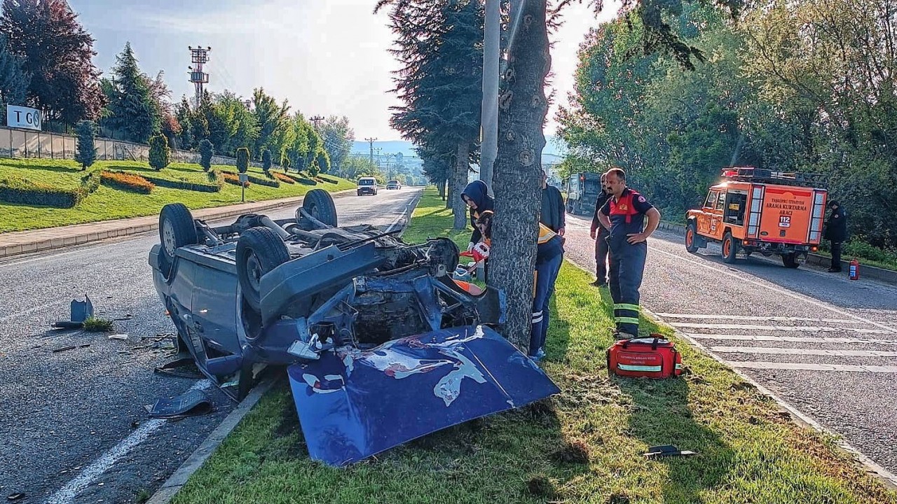 Ağaçlara çarpan otomobil takla atarak durabildi, sürücüsü burnu bile kanamadan kurtuldu