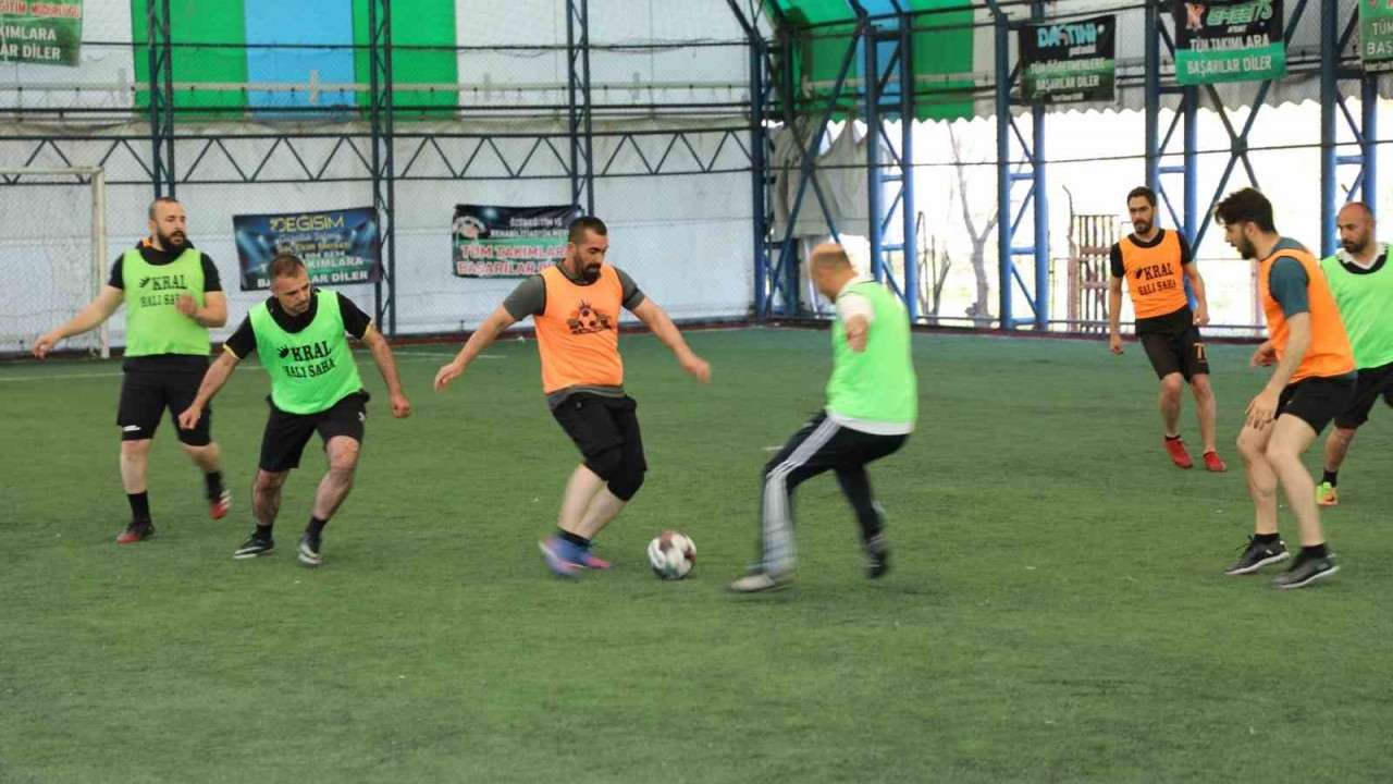 Ağrı Milli Eğitim Müdürü Kökrek, öğretmenler arası futbol turnuvasında sporculara tatlı ikram etti