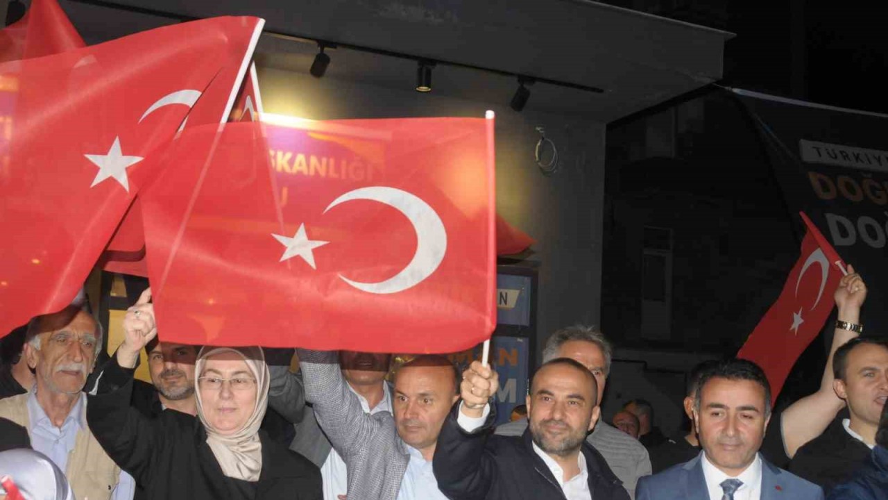 AK Parti Altınova’da miting düzenledi