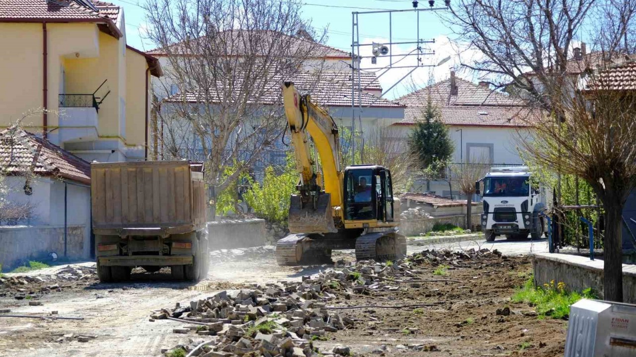 Akdağmadeni’nde yol yenileme çalışması sürüyor