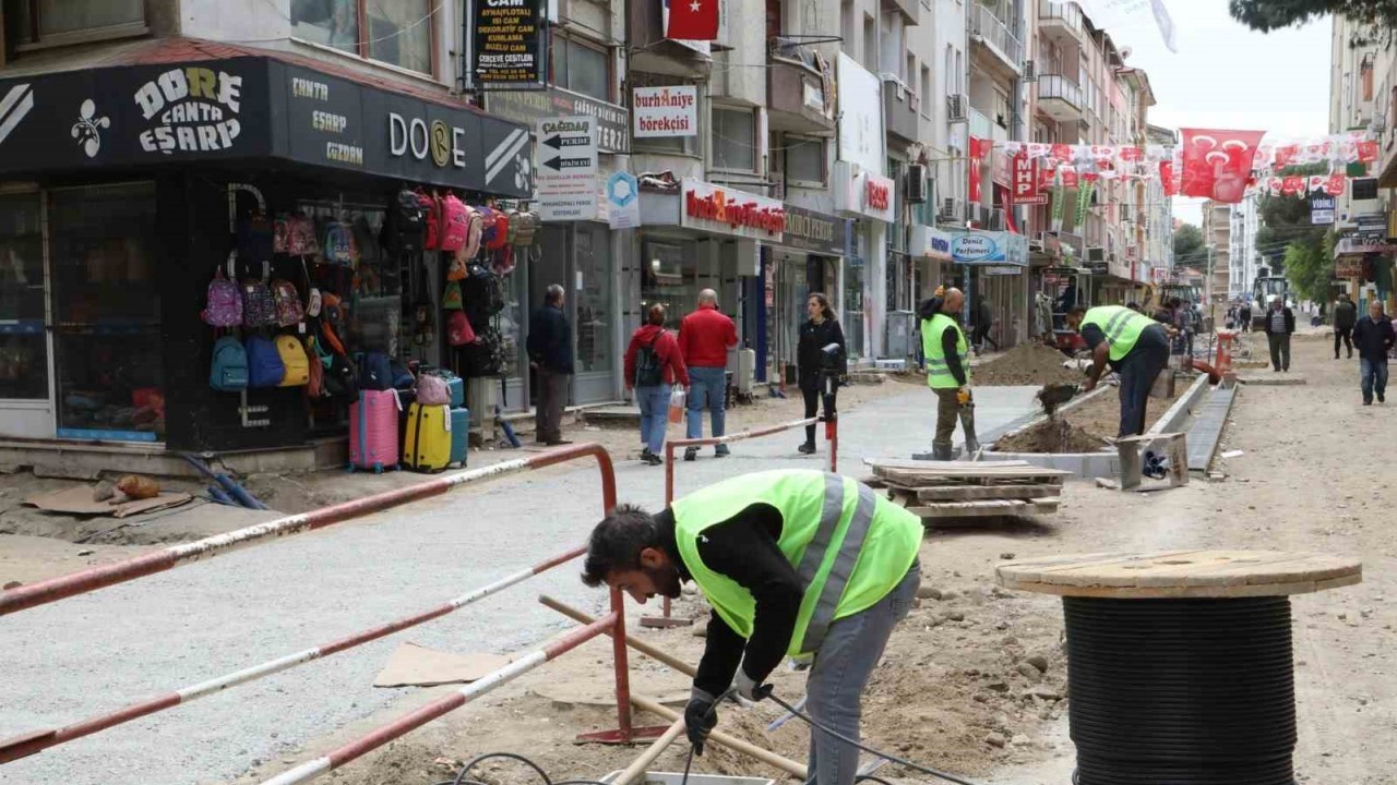 Ali Çetinkaya Caddesi yayalaştırma projesi devam ediyor