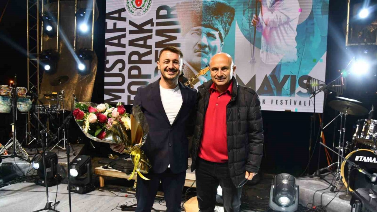 Altınova Gençlik Festivali Mustafa Özdemir ve Ece Mumay konserleriyle başladı