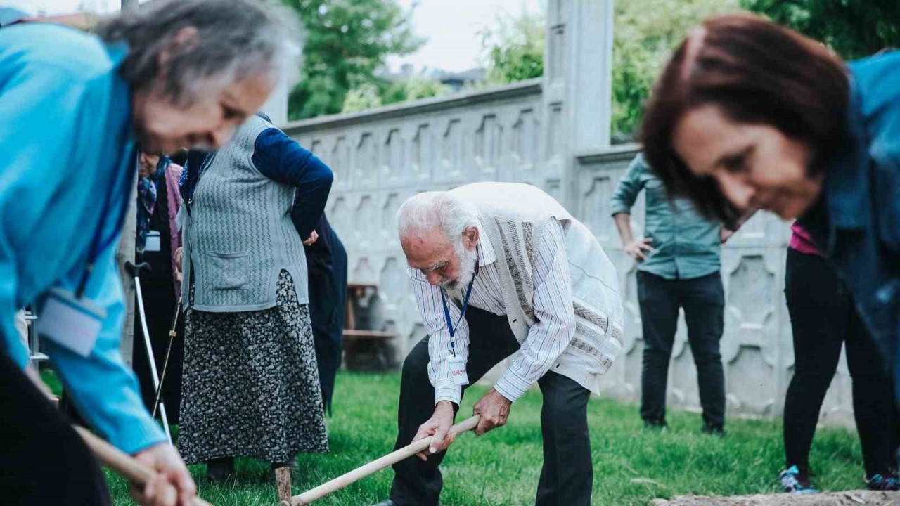 Alzheimer Yaşam Merkezi’nde fideler toprakla buluştu